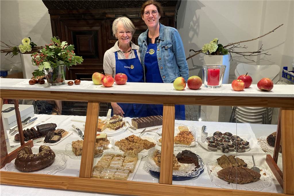 Der Herbst machte dem Dorstener Herbstfest am Samstag schwer zu schaffen Zwei Frauen an der Kuchentheke des Rotary Clubs.