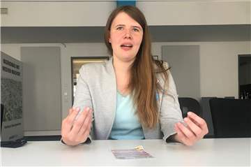 Judith Storb will für die Satirepartei „Die Partei“ Dortmunds Oberbürgermeisterin werden. Vor ihr auf dem Tisch liegt der „10-Punkte-Plan für Dortmund“, der – wir sind bei einer Satirepartei – zwölf Punkte zählt.