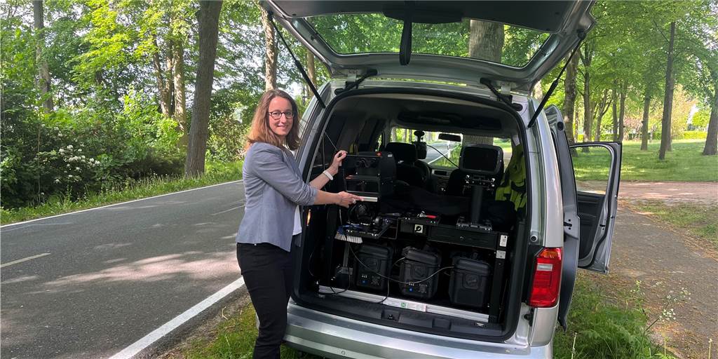 Wenn der „Blitzer-Caddy“ des Kreises in Vreden aktiv ist – und wie er funktioniert Judith Wiltink ist beim Kreis Borken für die Verkehrssicherheit zuständig. Sie zeigt die Technik, die in den modernen Messwagen steckt. Dieser kann übrigens auch in die Gegenrichtung blitzen.