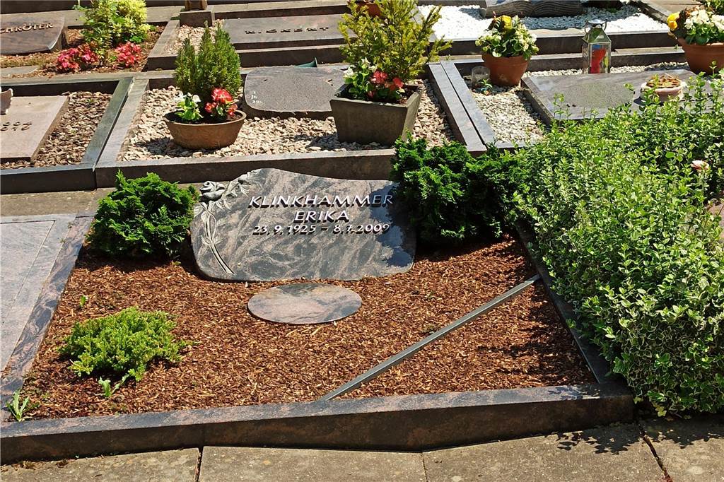 Wühlmäuse wüten auf Friedhof: „Wege und Grabsteine senken sich ab“ Judith Zimmermann will die Stadt in die Pflicht nehmen, sollte ein Steinmetz am Grabstein ihrer Mutter Schäden, verursacht durch Wühlmäuse, beheben müssen. Der Stein neige sich bereits nach rechts, sagt sie.