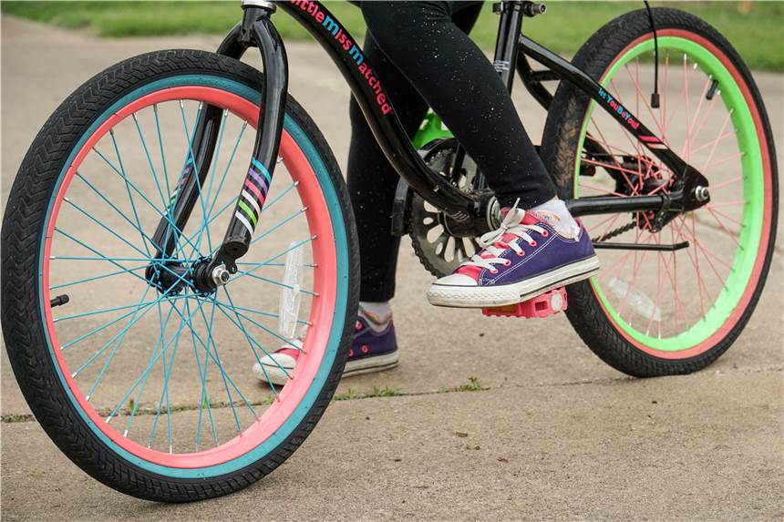 Junge (8) in Castrop-Rauxel von Auto erfasst Jüngere Kinder auf dem Fahrrad dürfen auch den Gehweg benutzen. Hier kam es zu einem Unfall eines 8-Jährigen, der von einem Auto erfasst wurde. (Symbolfoto)