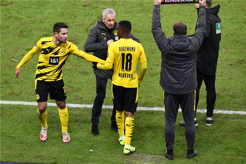Jüngster Bundesliga-Spieler: BVB-Profi Moukoko knackt den Rekord Jüngster Spieler des Bundesliga-Geschichte: Youssoufa Moukoko (r.)