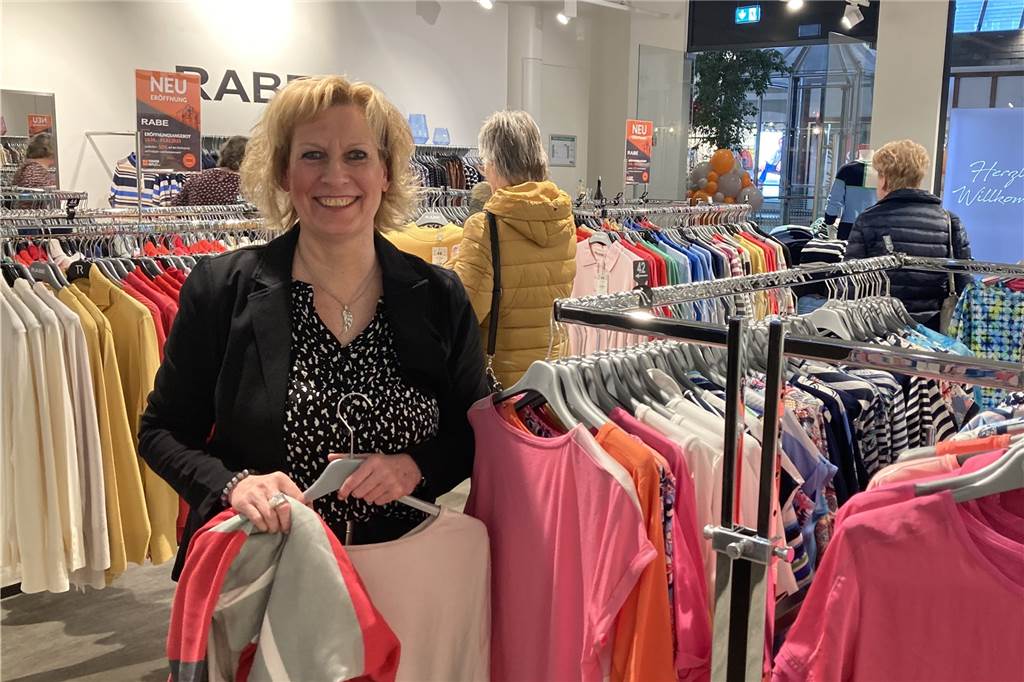 Fashion Outlet distanziert sich von Fakt AG: Neue Pläne für den Marler Stern Eine Verkäuferin steht in einem Modegeschäft.