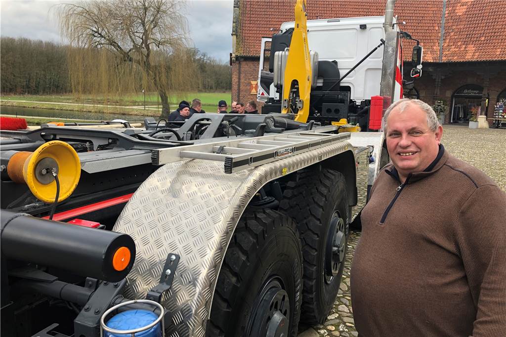 Technik aus Raesfeld und Dorsten hilft bei Waldbränden (mit Video) Jürgen Bernt hat mit seiner Firma in Wulfen die Aufbauten für den Tatra-Truck, unter anderem das Kran-System, montiert.