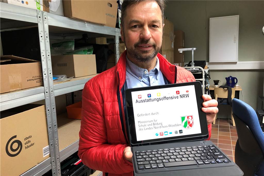Jürgen Bially, IT-Fachmann im Halterner Schulamt, stellt eines der neuen mobilen Endgeräte vor, die für die Schüler bestellt wurden.