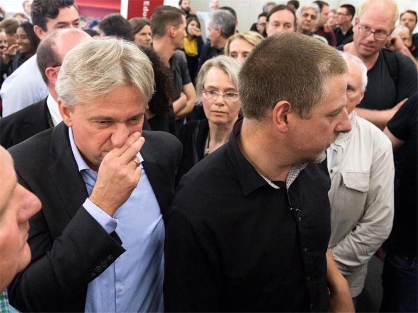 Polarisierende Buchmesse - Auseinandersetzungen mit Rechten Juergen Boos (l), Direktor der Frankfurter Buchmesse, und der Antaios-Verleger Götz Kubitschek. Foto: Frank Rumpenhorst