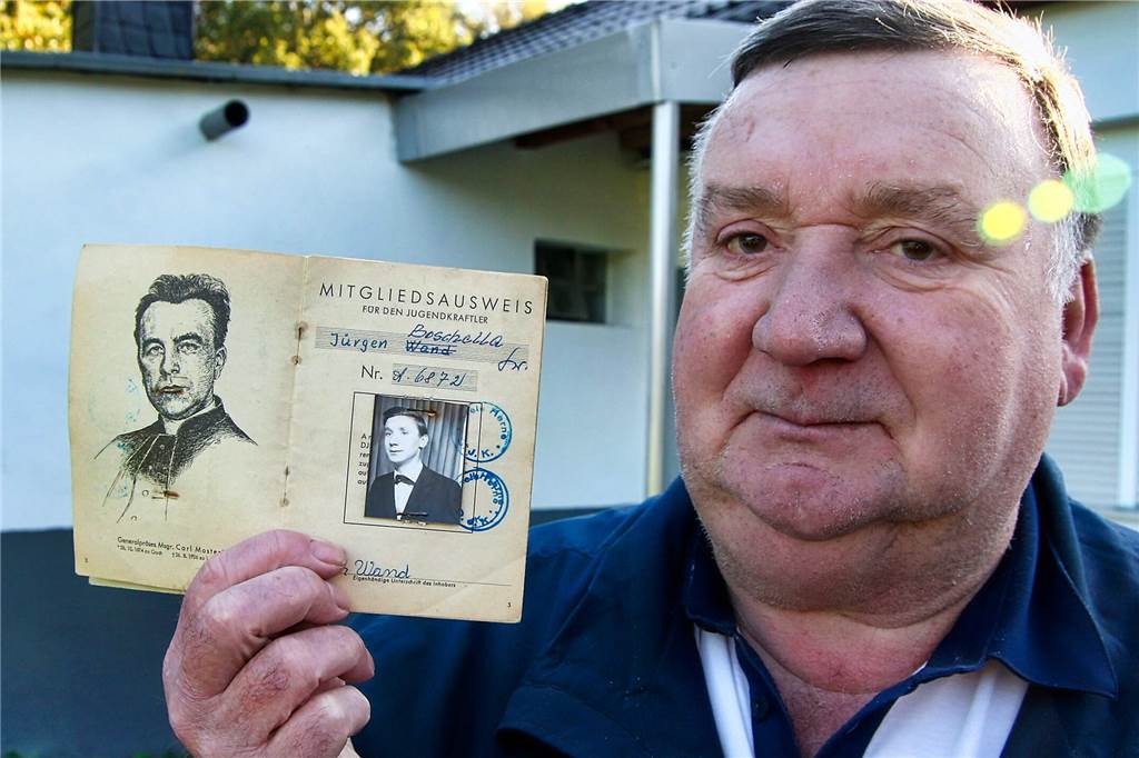 Victoria Habinghorst trauert um Jürgen Boschella - er war für alle der Onkel Jürgen Jürgen Boschella war stolz auf seinen ersten Spielerpass. Diesen archivierte er ebenso akribisch wie die Zeitungsausschnitte, die mit Victoria Habinghorst zu tun hatten.