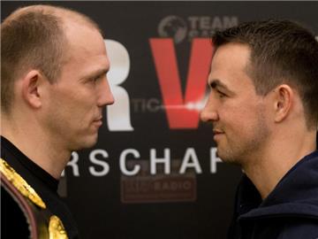 Jürgen Brähmer (l) und Eduard Gutknecht kämpfen gegen in Neubrandenburg gegeneinander. Foto: Kay Nietfeld