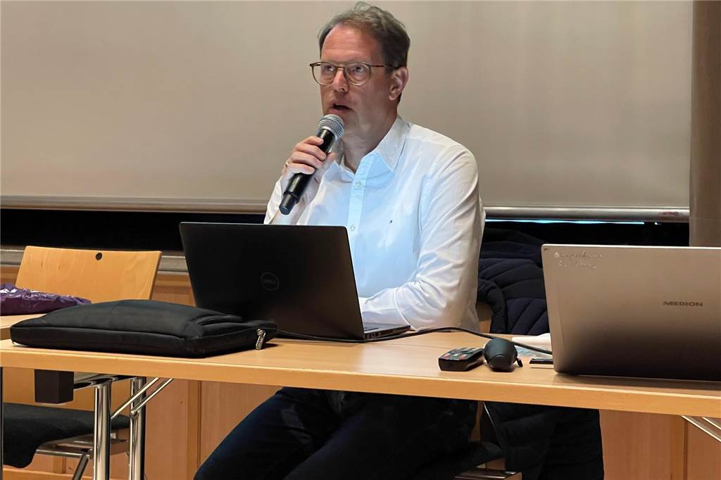 Jürgen Busch vom Kreis Unna kennt sich mit Straßenbau aus. Er stand am Donnerstagabend (27.4.) Rede und Antwort.