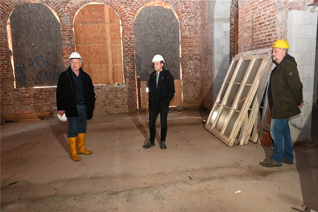 Bahnhofsumbau in Dorsten - ein Blick hinter verrammelte Türen (mit Video) V.l.: Jürgen Erhardt (Geschäftsführer Dorstener Arbeit). Michael Wieners (Architekt Stadt Dorsten) und Joachim Thiehoff (städtisches Bürger für Bürger-Engagement) im künftigen Gastro-Bereich des Bahnhofs.