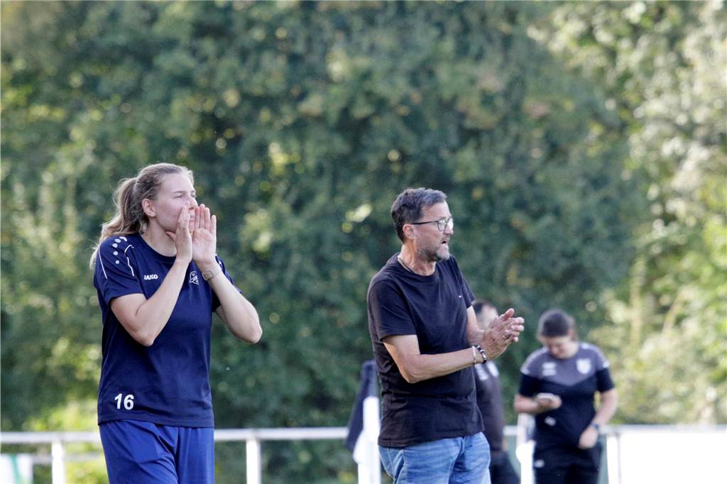 SV Herbern gewinnt trotz Chancenfestival knapp: Frauen springen auf Platz zwei Jürgen Große-Budde (r.) unterstützte Hanna Kruckenbaum am Sonntag an der Seitenlinie.
