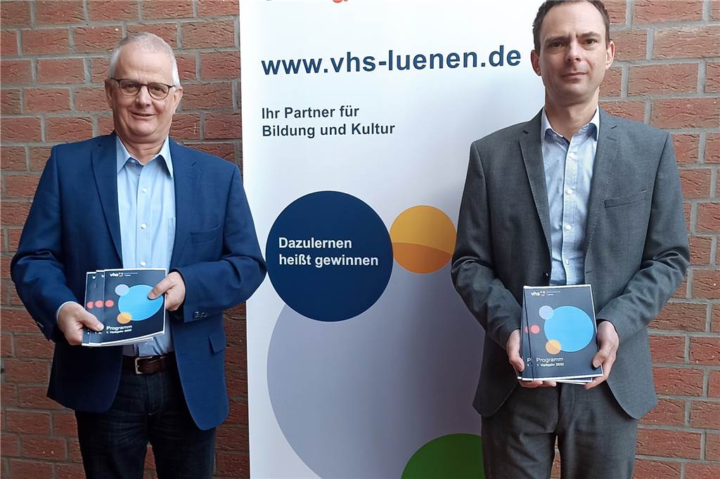 Jürgen Grundmann (Leiter des Fachbereichs Bildung und Sport, l.) und Rafael Schönhold (Leiter der Volkshochschule) mit dem neuen Halbjahresprogramm der Lüner VHS.