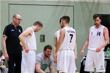 Jürgen Heckers (l.) und Johannes Grothe (3.v.l.) trainieren zusammen die Basketballer des TVE Barop in der 2. Regionalliga. 