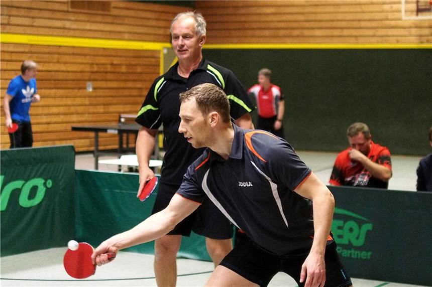Der SV Altendorf kämpft Jürgen Jarocki und Kay Kempener (v.l.) sorgten am Montag im Schlüsselspiel gegen Bertlich III für fünf der neun Altendorfer Punkte. Foto: Pieper