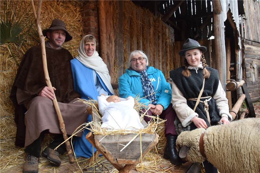 Luzie Lewe verwandelt das Heimathaus zum letzten Mal in ein lebendiges Krippenspiel Jürgen (Josef) und Mechthild Lensdorf (Maria), Luzie Lewe und Alina Büntert (Hirte) (v.l.) inszenierten ein vorletztes Mal das Krippenspiel am Heimathaus in Lippramsdorf.