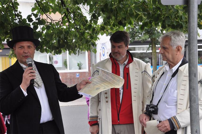 So war der Schnadegang in Beckinghausen Jürgen Kleine-Frauns, Michael Thews und Johannes Kunze stellen dokumentieren den ordentlichen Grenzverlauf.