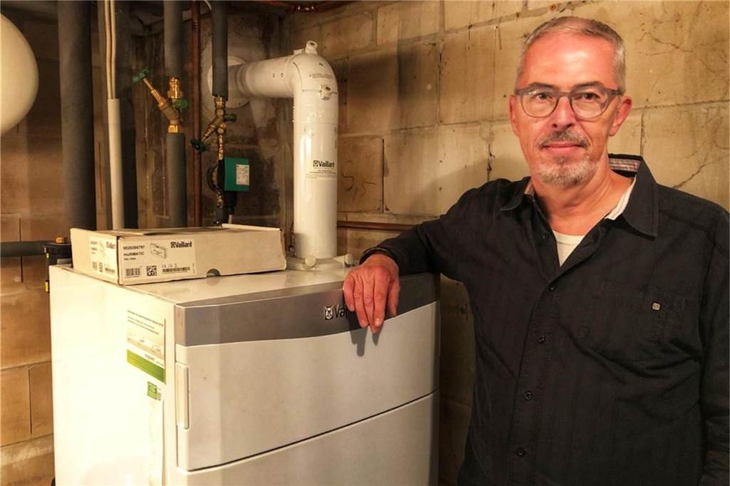 Gasumstellung: Gebäudescharfe Daten und die Frage nach Verantwortung Jürgen Klin steht vor der Heizungsanlage im Keller seines Hauses.