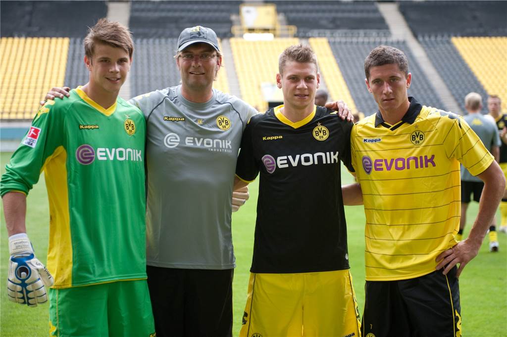 Serien, Enttäuschungen, kaputte Brillen: Die „grandiose“ BVB-Meistersaison 2010/11 Jürgen Klopp (2. v.l.) vor der Saison mit den Neuzugängen Mitchell Langerak (v.l.), Lukasz Piszczek und Robert Lewandowski.