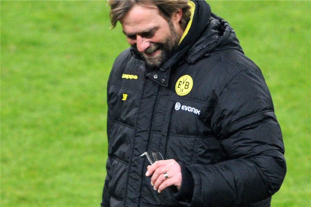 Serien, Enttäuschungen, kaputte Brillen: Die „grandiose“ BVB-Meistersaison 2010/11 Jürgen Klopp hat seine kaputte Brille in der Hand.