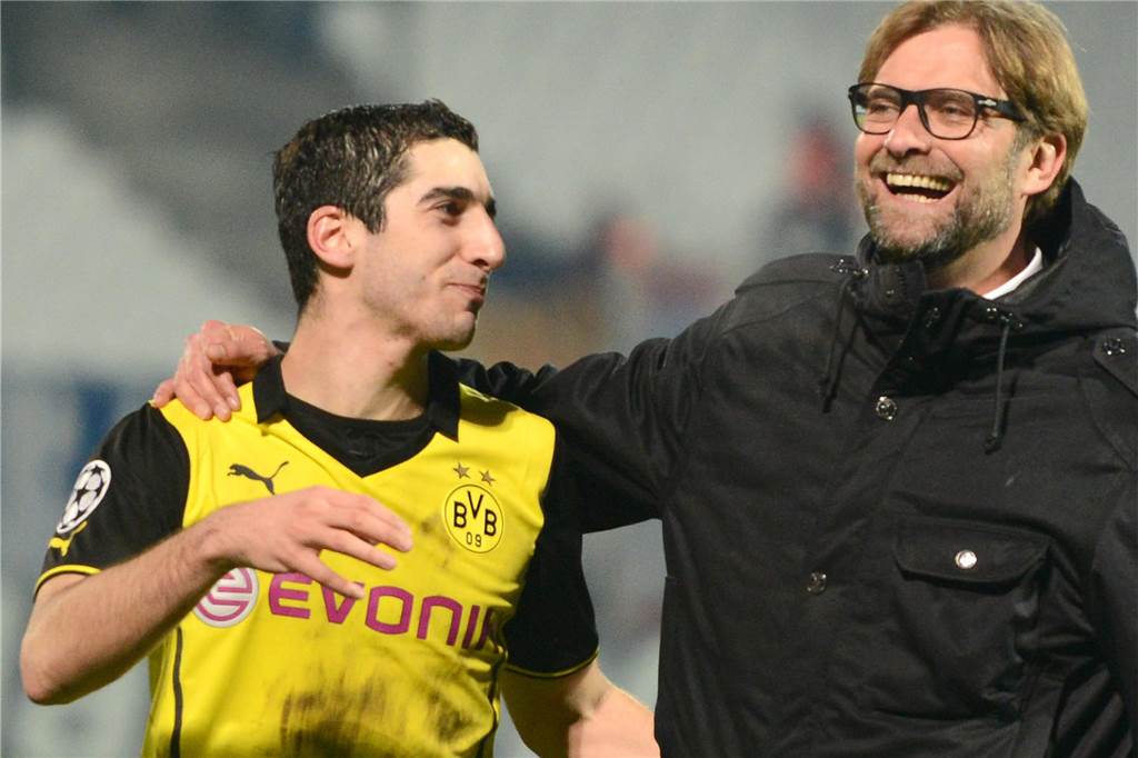 Werner Hansch und Oliver Müller im XXL-Interview: „Was Hitzfeld schaffte, schien unvorstellbar“ Jürgen Klopp und Henrikh Mkhitaryan freuen sich.