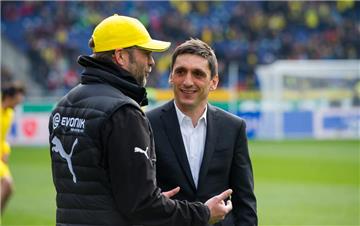 Jürgen Klopp (l.) war nicht ganz zufrieden mit der Partie seiner Elf - Hannovers Trainer Tayfun Korkut dagegen sah trotz der Niederlage gegen den BVB gute Ansätze.