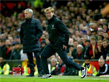 Jürgen Klopp (r) trifft mit dem FC Liverpool auf Manchester Uniteds Jose Mourinho. Foto: Dave Thompson