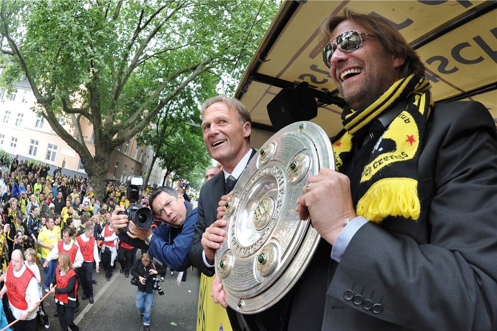 Klopp über den BVB-Titel 2011: „Hat unser aller Leben verändert“ Jürgen Klopp (r.) und Hans-Joachim Watzke präsentieren die Meisterschale.