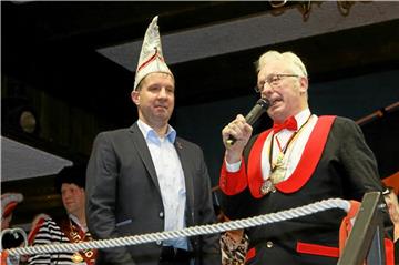 Jürgen Lanig (l.) übernahm feierlich das Amt des Sitzungspräsidenten von seinem Vorgänger Alfons Buss (r.).