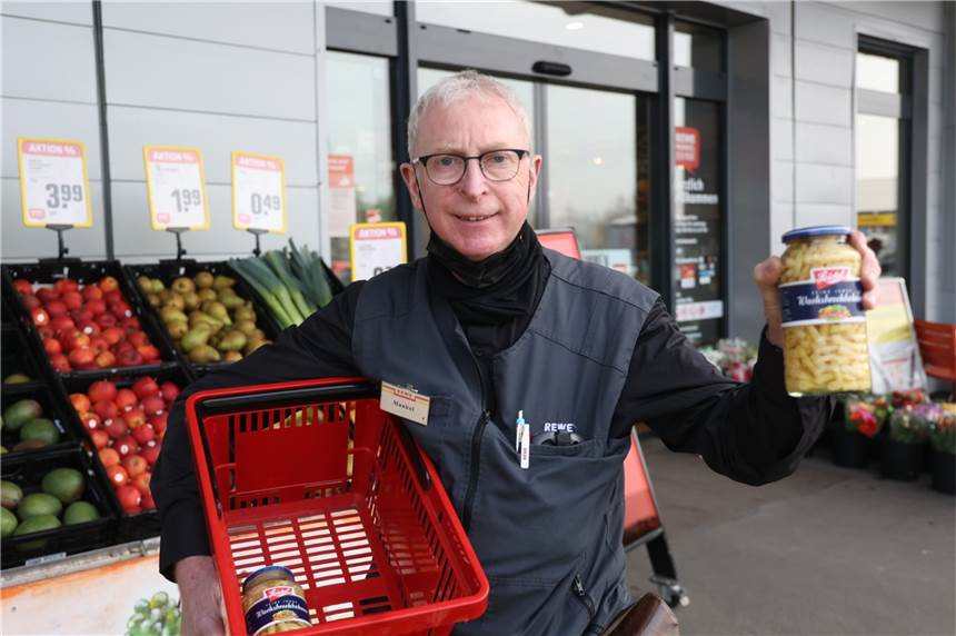 Einfach einkaufen - so können Dortmunder Ukrainern helfen Jürgen Mankel unterstützt die Aktion der Lions in seiner Rewe-Filiale in Dortmund Dorstfeld gerne.