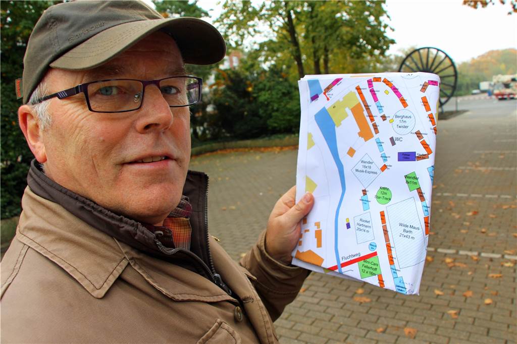 Sim-Jü in kleiner Form: „Auswahl der Schausteller ist das Schwierigste“ Jürgen Menke ist seit gut 17 Jahren als Marktmeister der Sim-Jü-Kirmes tätig. Zum 1. Juli geht der gebürtige Werner in Rente.