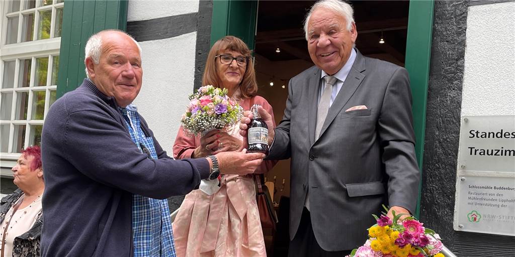 Liebesglück für Jürgen und Barbara Ortlepp: Ja-Wort in Lüner Schlossmühle Jürgen Ortlepp (r.), ehemaliger Leiter der Heinrich-Bußmann-Schule und bekannter Jürgen Ortlepp (r.), ehemaliger Leiter der Heinrich-Bußmann-Schule und bekannter Drehorgelspieler, hat geheiratet. In der Schlossmühle Lippholthausen gab er Barbara Schorpz das Ja-Wort. Für beide ist es die zweite Ehe. Der zweite Vorsitzende der Mühlenfreunde, Wilfried Weineck, gratulierte mit einer Flasche Mühlenschluck.