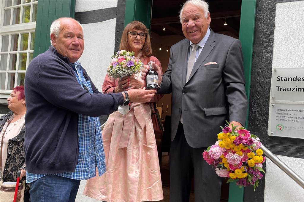 Jürgen Ortlepp (r.), ehemaliger Leiter der Heinrich-Bußmann-Schule und bekannter Drehorgelspieler heiratete im Mai vergangenen Jahres vor Ort seine Partnerin Barbara Schorpz