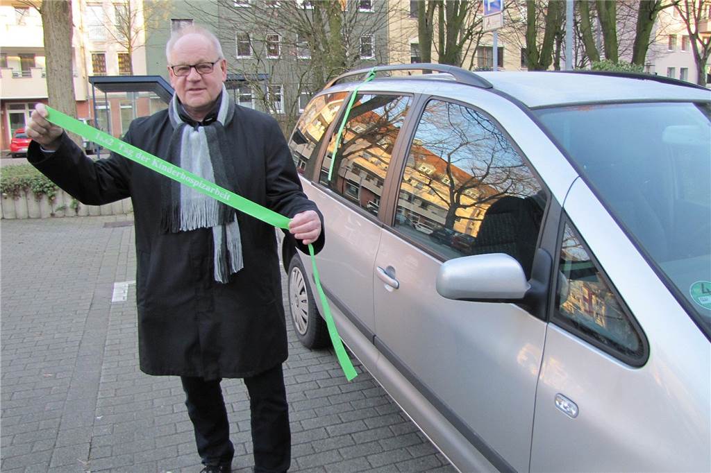 Stadt Schwerte verleiht Ehrenringe: Wer sie bekommt und wer sie schon hat Jürgen Paul mit einem grünen Band vor einem Fahrzeug der Stadt Schwerte.
