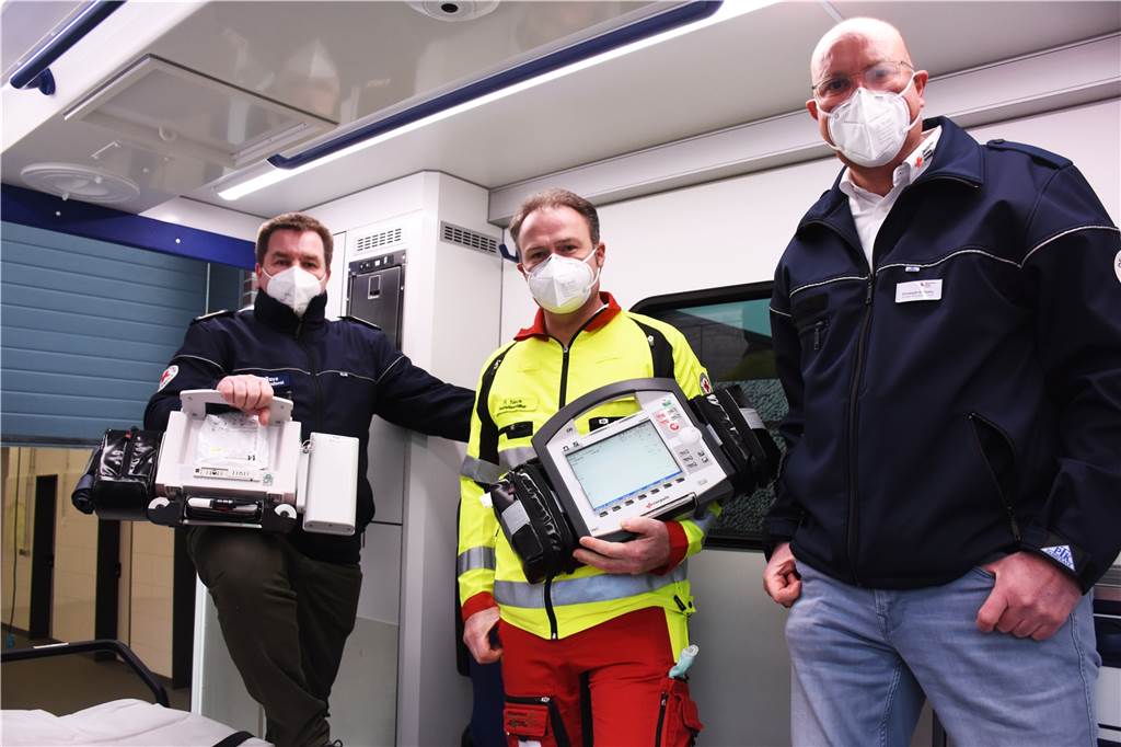 Jürgen Rave (Leiter DRK Kreis Borken), Rudi Neck (Notfallsanitäter) und Christoph Gottskzy (Leiter Rettungswache Vreden) freuen sich, dass der Telenotarzt in Vreden startet.