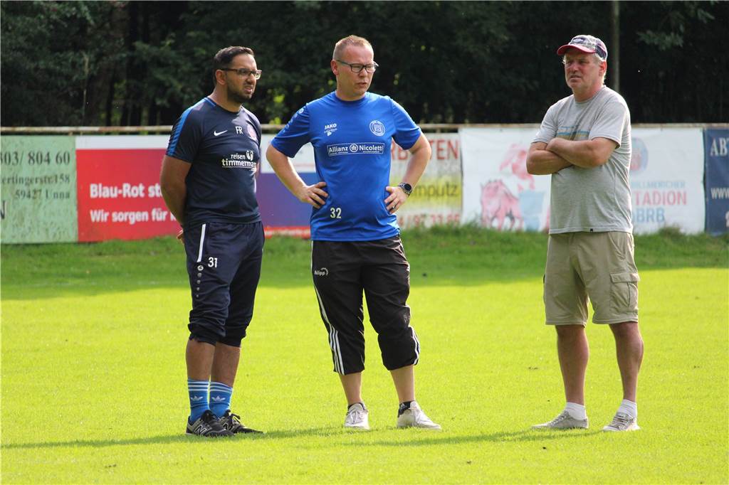 Entscheidung steht: Trainer Flurim Ramaj verlässt BR Billmerich im Sommer 2022 Jürgen Schmidt (r.) im Gespräch mit dem Trainerduo der ersten Mannschaft, Flurim Ramaj (l.) und Sebastian "Bulla" Schmidt.