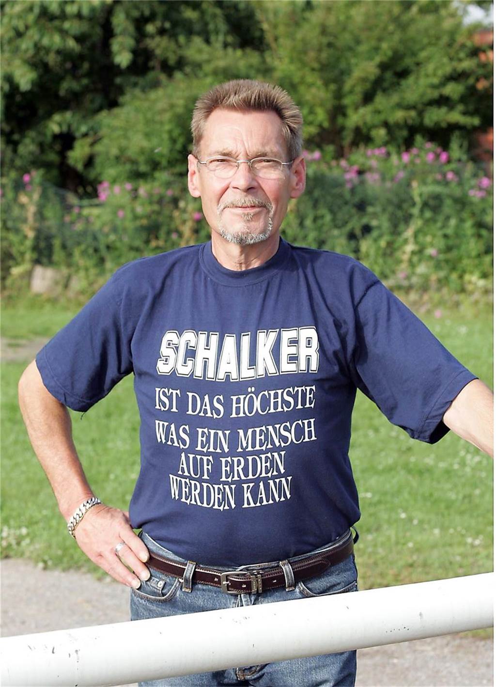 VfB Habinghorst steigt vor 800 Zuschauern in die Bezirksliga auf: Weg zum Klubheim war Blau und Weiß Jürgen Städtler war im Aufstiegs-Jahr 1998 Vorsitzender des VfB Habinghorst. Er starb im Dezember 2019.