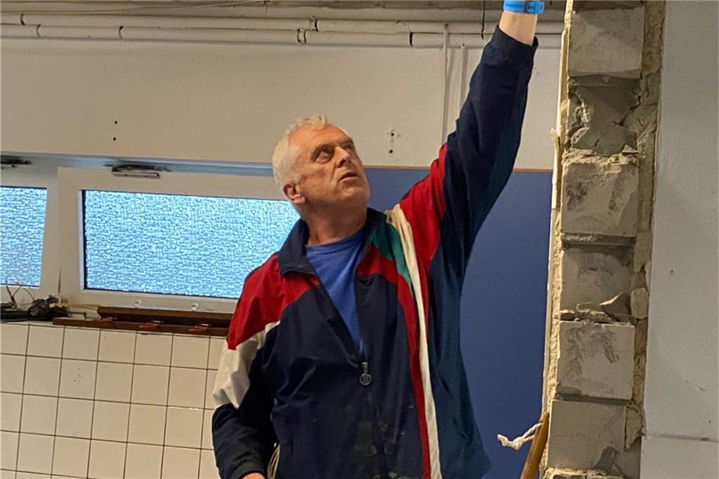 Mit Video: Beim SV Herbern wird in der Coronapause einiges erneuert - in Eigenregie Jürgen Steffen koordiniert die Arbeiten beim SV Herbern.