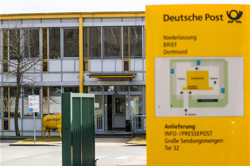 Post vertrödelt Trauerkarten: Peinlichkeit rund um Mutters Beerdigung Jürgen Thatje warf die Trauerpost am Briefverteilzentrum Kirchlinde in einen Briefkasten. Das hätte garantieren müssen, dass die Briefe auch angekommen, sagt ein Post-Sprecher.