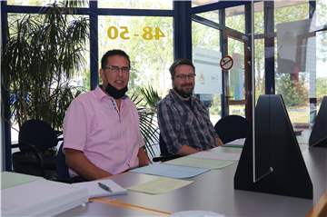 Jürgen Warrey (l.) und Daniel Szugat sind als Wahlhelfer im Inca-Technologiezentrum tätig. Die Ascheberger haben sich sowohl über die Hygieneregeln wegen der Corona-Krise als auch die Wahl an sich gut informiert. Viele Wähler glauben hier, dass sich die CDU die Mehrheit im Gemeinderat sichern kann und dass Thomas Stohldreier (parteilos) neuer Bürgermeister in Ascheberg werden wird.