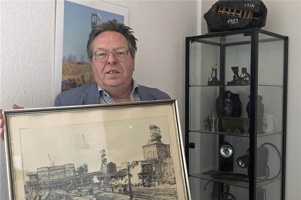 „Knut“ feiert Premiere: Bürger fällen Weihnachtsbaum auf Schwerin Jürgen Wischnewski mit einem Bild der Zeche Graf Schwerin und vor einer Vitrine mit Bergbau-Erinnerungsstücken.