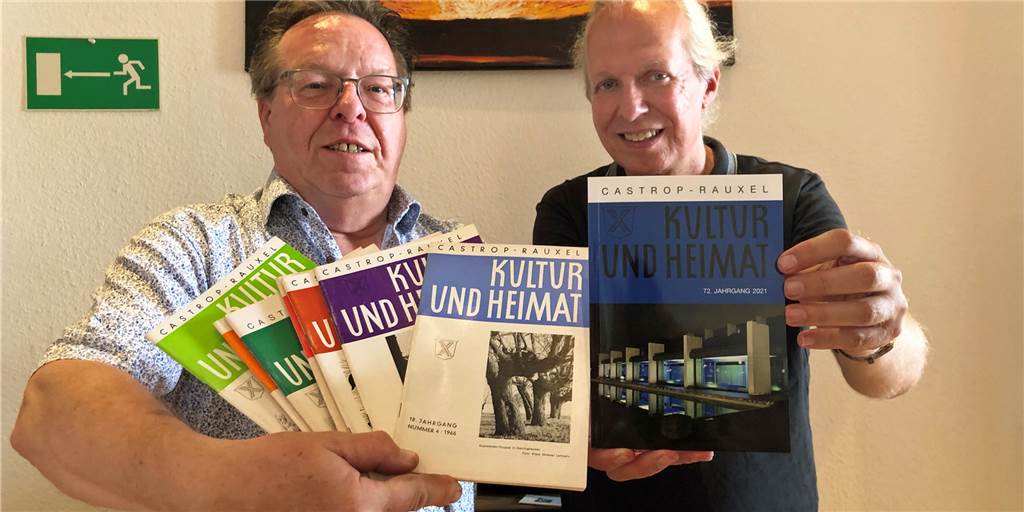 Wo stecken Castrop-Rauxels Künstlerinnen und Künstler? Jürgen Wischnewski (l.) und Thomas Jasper mit der neuesten Ausgabe von "Kultur und Heimat" und älteren Ausgaben, auf deren Titelbildern Kunst Thema war. Jetzt soll die Kultur mehr in den Fokus kommen.