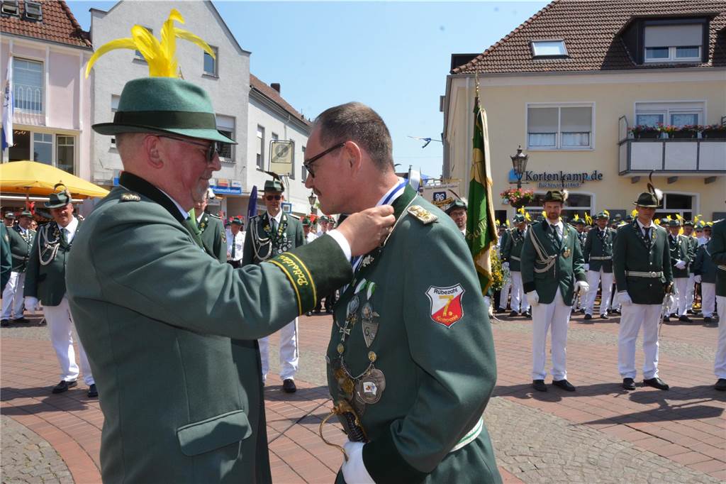 Jürgen Wortmann erhält einen Orden.