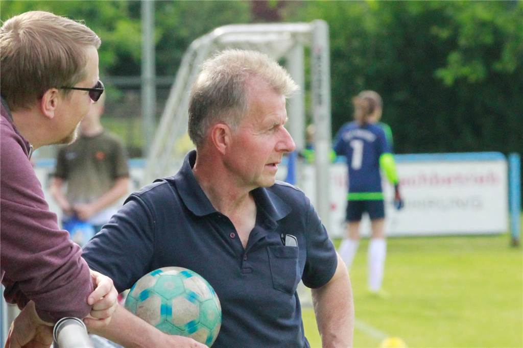 Großes Pfingstturnier des SV Herbern steht vor der Tür Toni Brockmeier (r.) schaut auf das Spielfeld eines Fußballplatzes.