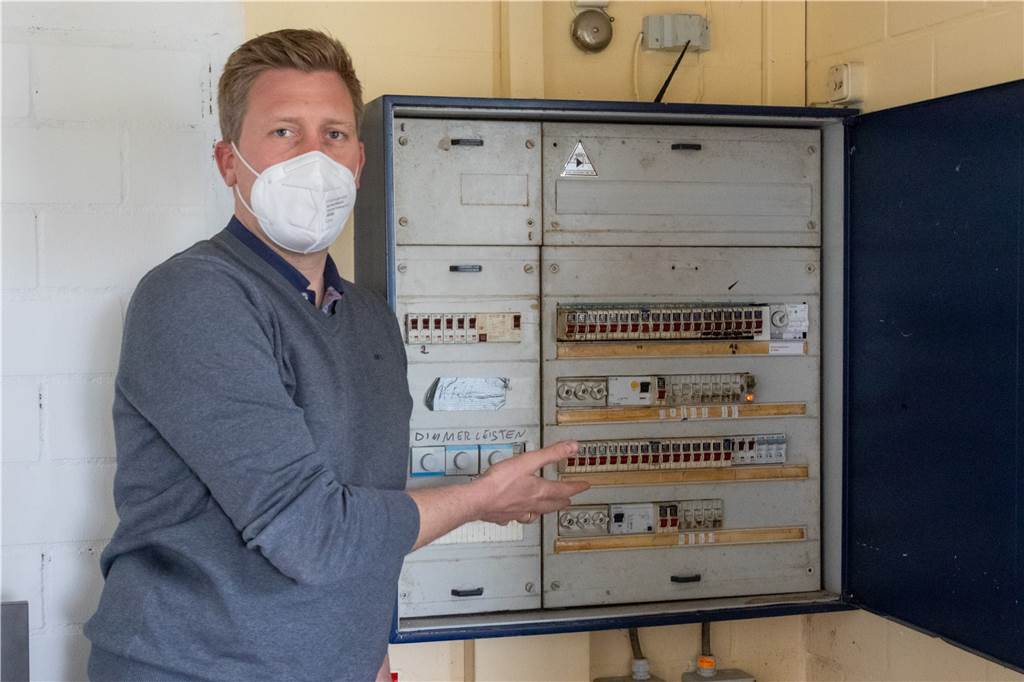 5,7 Millionen Euro: Wofür Legden 2021 soviel Geld ausgeben will Jugendhausleiter Johannes Kuiper am Schaltschrank des Jugendhauses Pool: 100.000 Euro sollen in diesem Jahr in die energetische Sanierung des „Pools“ investiert werden.
