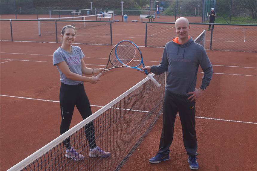 Der TC Blau-Weiß Werne kann gleich mehrere positive Neuigkeiten verkünden Jugendleiterin Roxana Wasielewski und Sportwart Andreas Thivessen überzeugten sich vom guten Zustand der drei generalüberholten Sandplätze beim TC Blau-Weiß Werne.