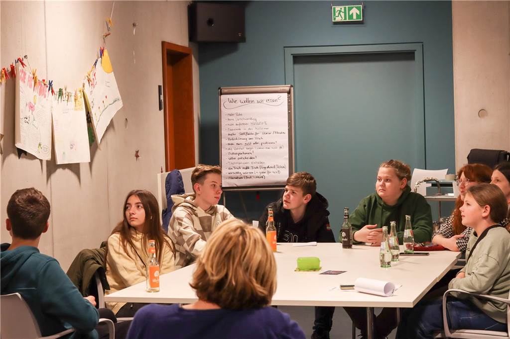 Jugendliche aus der Ökogruppe UmweltPunkt aus dem MCH brainstormen zum Thema Lebensmittelrettung.