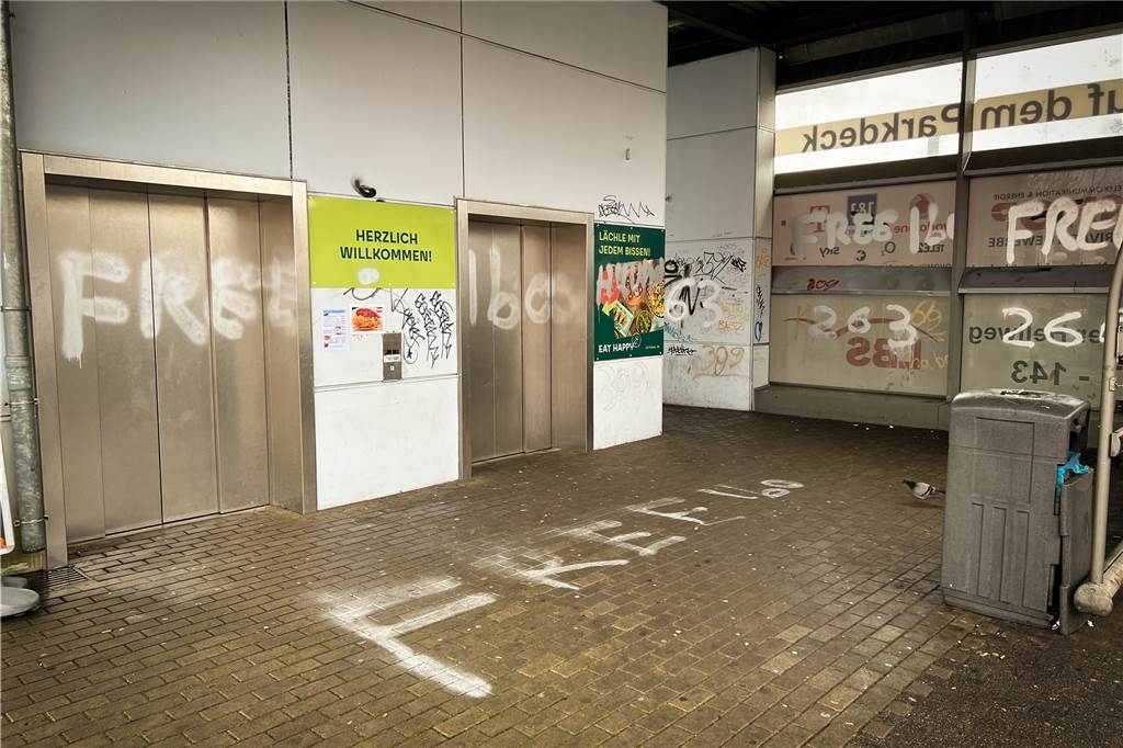 Heinz Hengemühle beklagt Vandalismus: Imbiss war mehrmals betroffen "Free Ibo" ist mit Farbe an den Boden und an die Wände eines Parkdecks in Dortmund geschmiert worden.