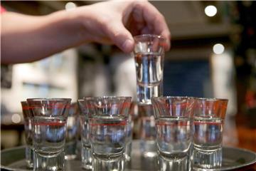 Jugendliche überschreiten beim Trinken wieder öfter die Grenze. 22 309 kamen im vergangenem Jahr mit einer Alkoholvergiftung ins Krankenhaus. Foto: Axel Heimken/dpa