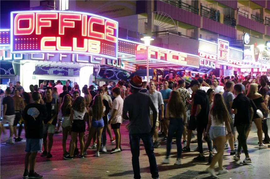 Jugendliche vor Bars und Diskotheken in Magaluf. Foto: Clara Margais
