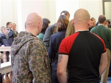 Jugendliche Zuhörer im April 2008 im Prozess gegen die Neonazi-Gruppe «Sturm 34» im Landgericht Dresden.